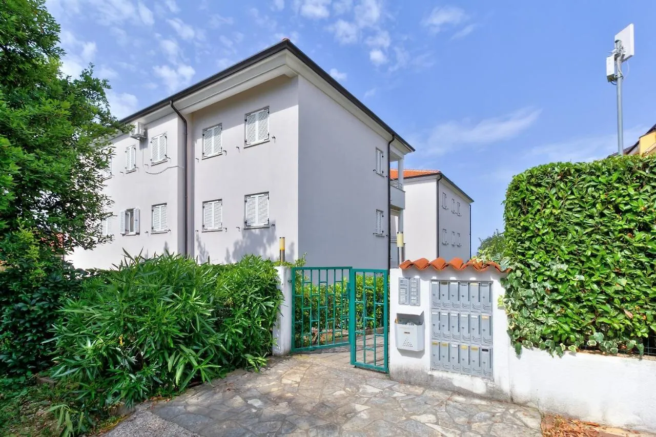 Apartment Flavia 1 Near The Beach, With Seaview In Umag - Zambratija