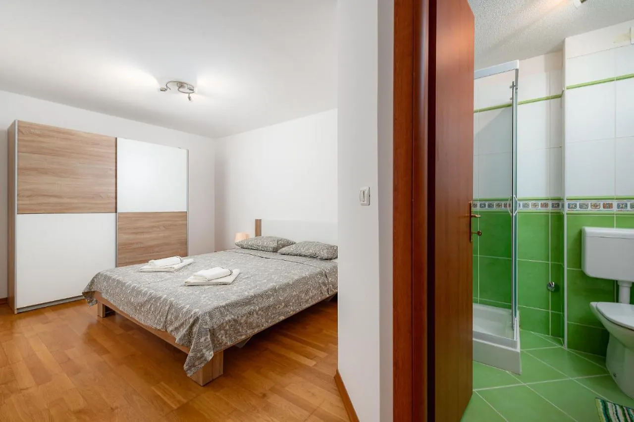 Apartments Flavia With Seaview Zambratija
