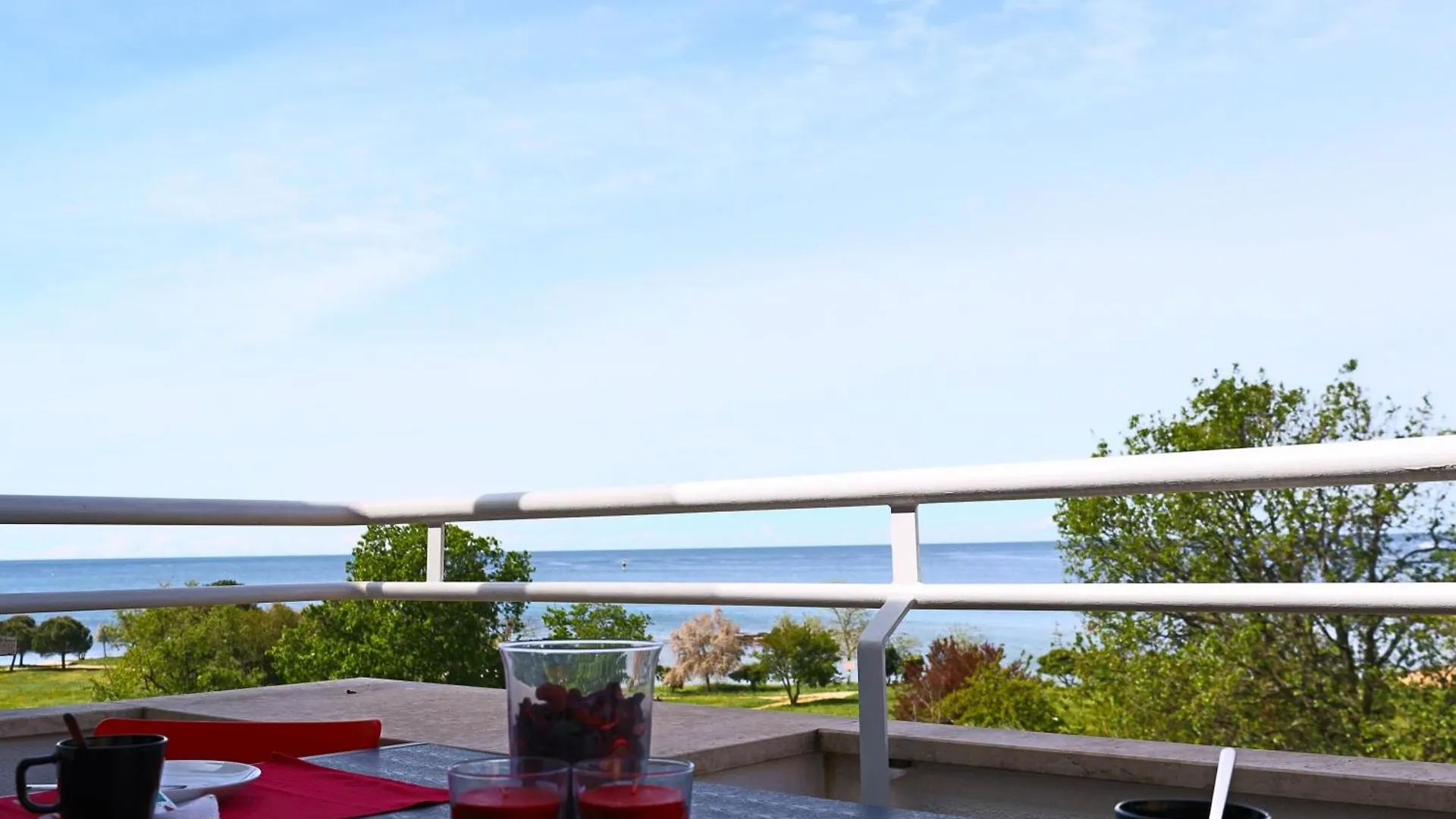 Apartments Flavia With Seaview Zambratija
