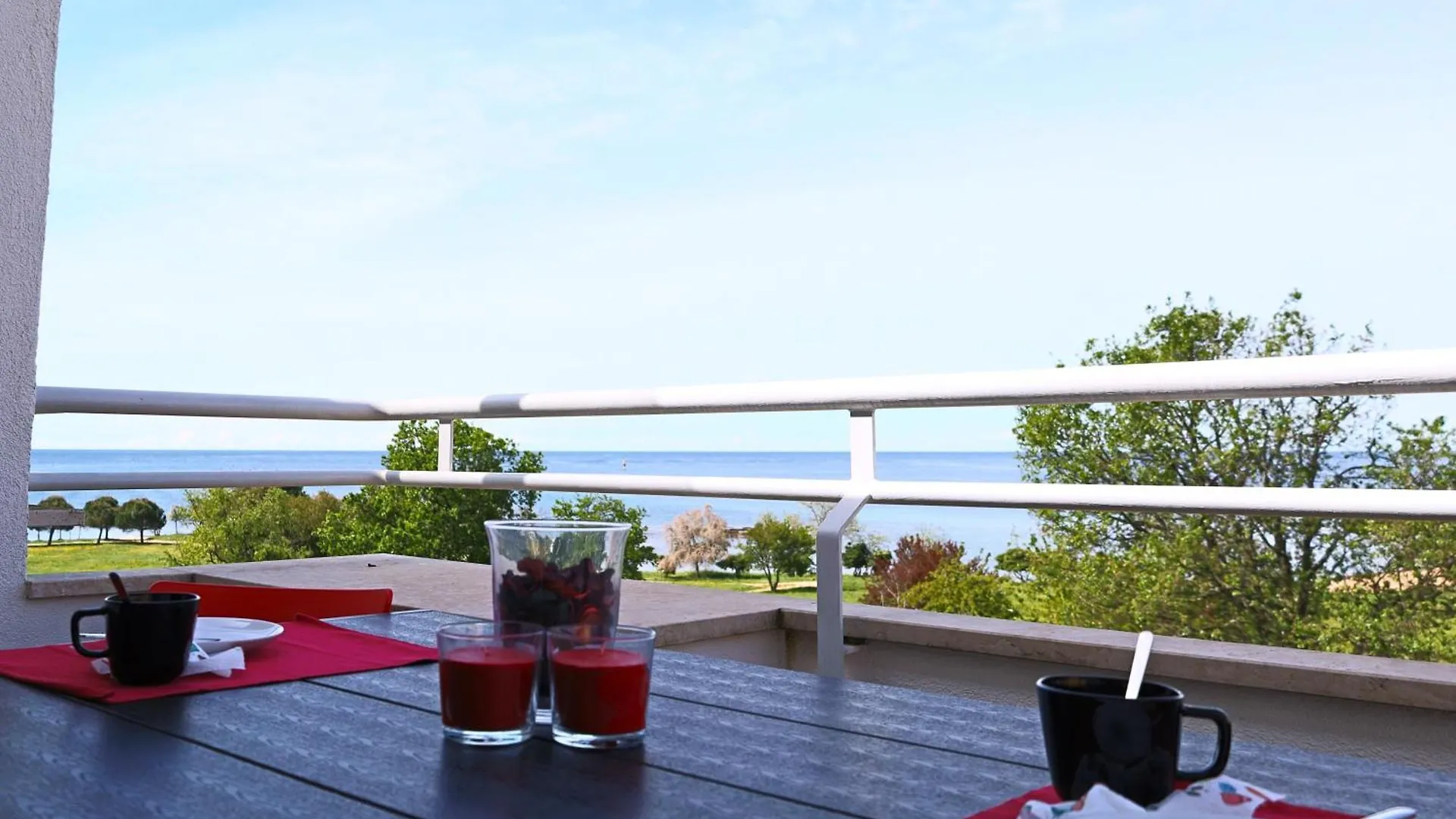 Apartments Flavia With Seaview Zambratija
