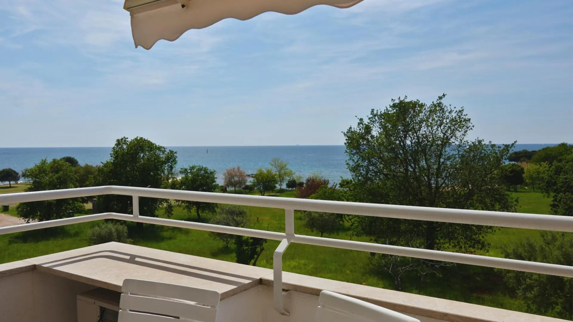 Apartments Flavia With Seaview Zambratija